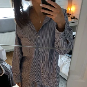 Pyjamas tröja  - Blå vit randig pyjamas skjorta, från hm. 