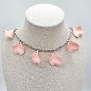 Handgjort halsband  - Handgjort halsband och exklusiv design🖤 Design av mig 💎Material-  rostfritt stål,  och plast. Nickel fri. Längd: 44cm , priset-180kr