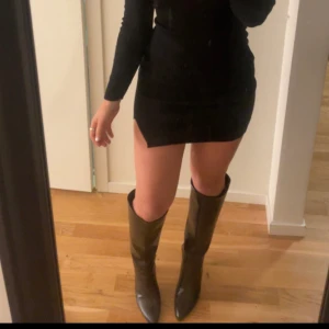 Klackar - Jätte snygga klackskor, kommer ej ihåg var dom är köpta, säljer då jag knappt använt dom. Inga skador eller någonting, jätte enkla att gå i.