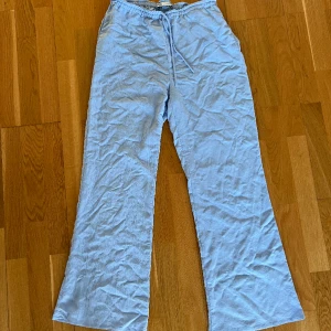 Byxor från zara  - Ett par sköna blåa byxor från zara, bättre bilder vid intresse🩵