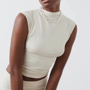 Beige topp  - Fin beige topp från Gina som inte har kommit till användning, den är ny så den har inga defekter, kom privat för egna bilder och priset + frakten