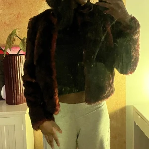 Faux fur coat  - Sååå snyggg, firery red & black, I bra skick