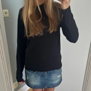 Svart stickad tröja - Så fin stickad tröja! Skriv för frågor, fler bilder eller om du vill köpa💗