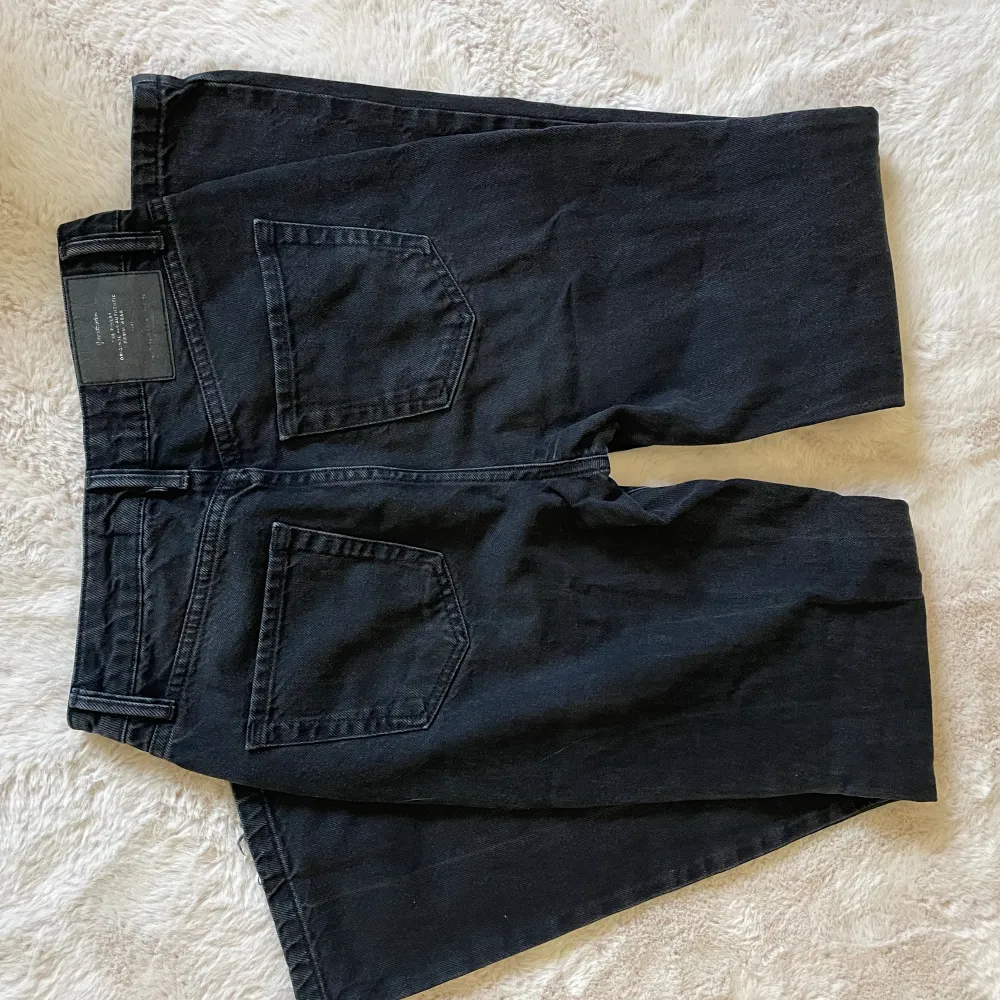 Svarta straight jeans som är köpta från asos. Storlek 36🩷 knappt använda så jättefint skick men dragkedjan kan strula och åka upp några centimeter.. Jeans & Byxor.