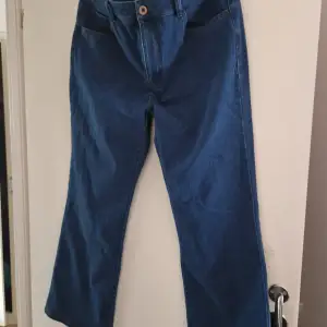  För en kort person. Mycket stretchiga och stora jeans från HALARA. Färgen är Lake Blue Denim och längden är petite. Stilen är Bootcut. Utsvängda ben. Nya och använda
