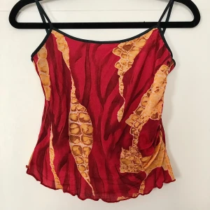 Y2k topp - Mesh topp med fin form och skönt material. Tror att den är hemmasydd men skulle säga storlek S. Mått: 