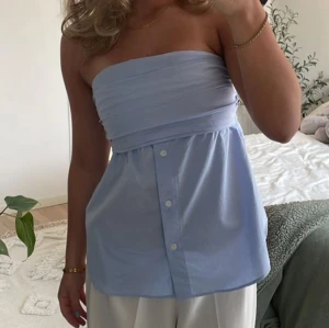 Zara topp - Säljer denna drömmiga topp från Zara som är helt slutsåld. Aldrig använd av mig men köpt av en annan tjej på Plick! Dragkedjan är lite trasig därav priset, men tror det går att laga rätt enkelt 🤍