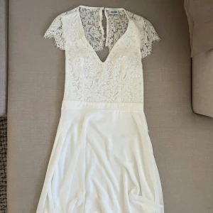 Vit sommarklänning  - Väldigt fin som skolavslutningskläning/student. Använt 1 gång