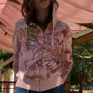 Edhardy hoodie - Ljusrosa hoodie från ed Hardy skick 6/10 då den har slitningar vid arm mudd och ena armbågen inget som e jätte märkbart men de är hål, trycket har börjat ”spricka” lite här å var.