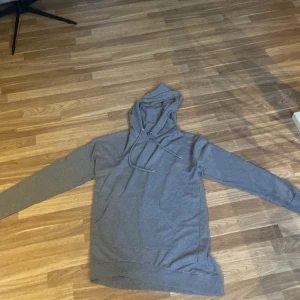 Enkel grå tröja  - En enkel tröja som är i väldigt bra skick 10/10  