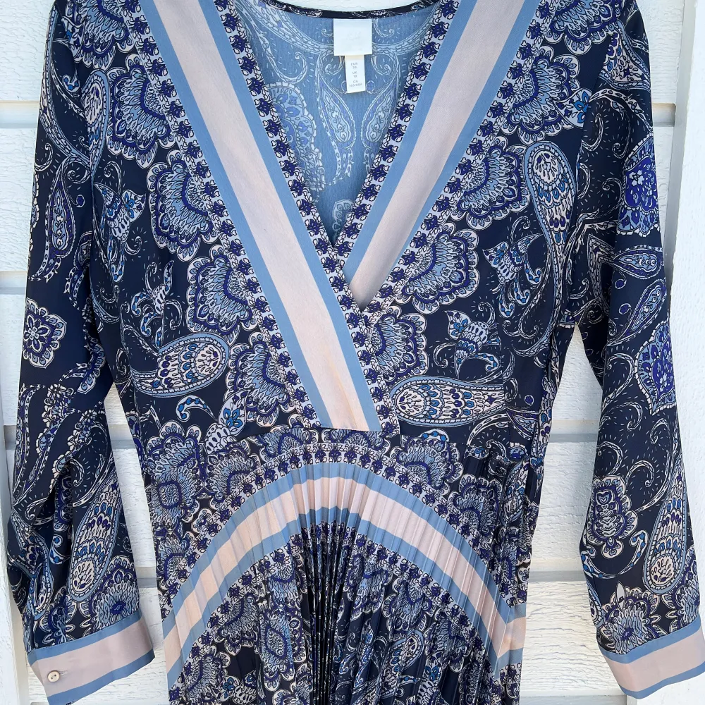 En super fin klänning i glansigt silke material . Helt slutsåld på H&M  Nypris 599kr. Klänningar.