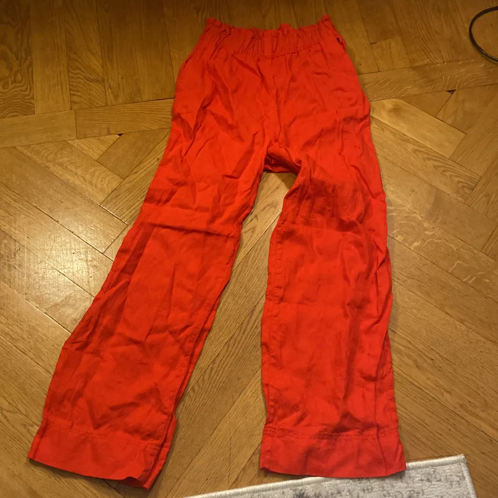 Röda linnebyxor som är perfekta till sommaren!!!Finns matchande topp!. Jeans & Byxor.