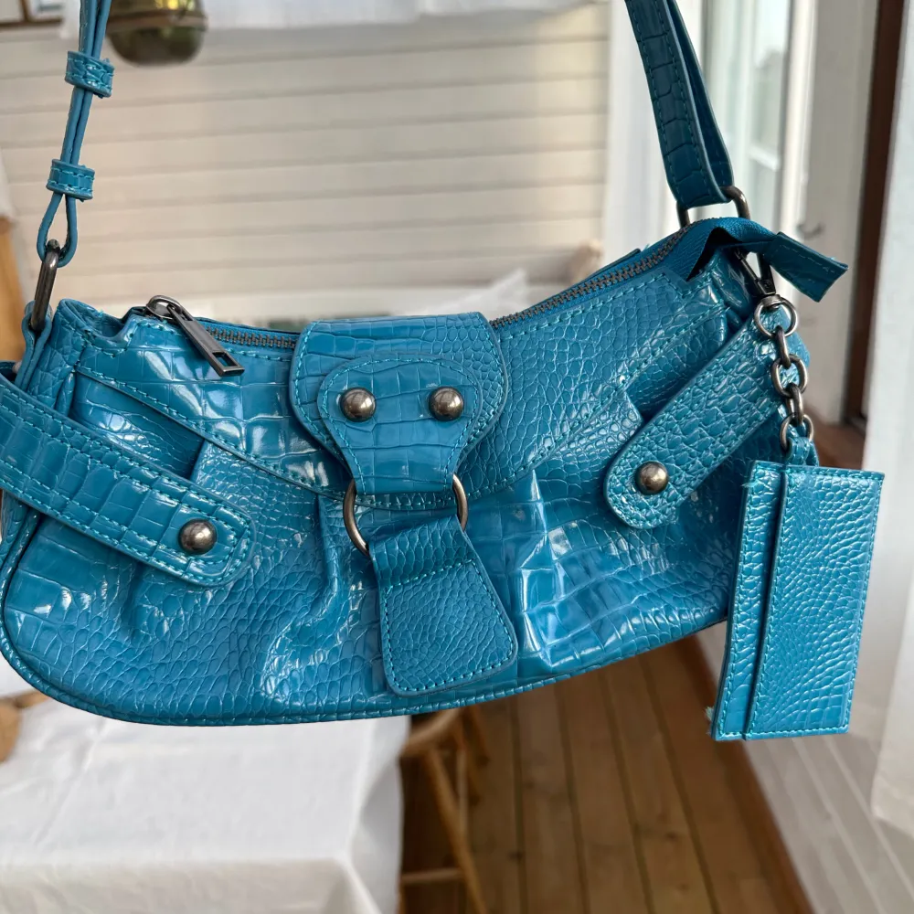 Säljer denna supercoola blåa handväskan ifrån Urban outfitters. Säljer den då den tyvärr inte kommit till användning, endast använd två gånger, så den är i nyskick utan några fläckar eller liknande. ❤️ Köpt i Stockholm på urbanoutfitter för 600kr.. Väskor.
