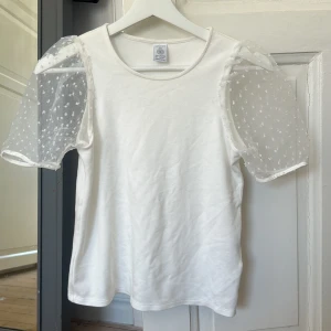Vit blus - Vit blus ifrån Lindex med puffärm. St 146/152 men passar XS