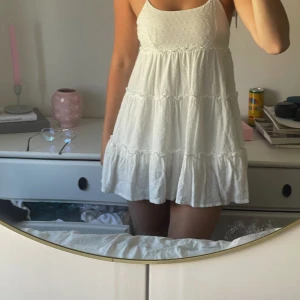 Vit klänning - Jättefin klänning från Shein men är tyvärr för kort för mig som är 170 cm