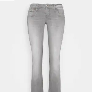 Säljer mina populära Ltb jeans i färgen Freya undamaged wash. Säljer pga att de inte är min stil längre. Kom privat för egna bilder eller funderingar💓 Priset går att diskutera