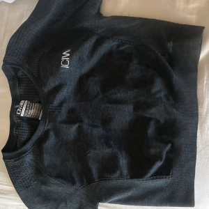 Träningstopp - Skönt material och sitter super fint på Passar mellan xs-l Stretchig Material Mörkblå