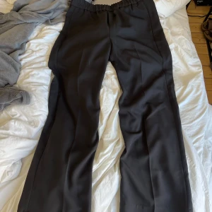 Plazzo/kostym byxor - Nästintill oanvända. Normala i storleken, men kanten upptill går att vika utefter om man vill ha high, medium eller low midja. Långa på mig som är 168!