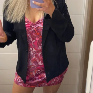 Satinklänning - Säljer min fina satinklänning med justerbara axelband, använd en gång så den är precis som ny. Passar M-L 🩷