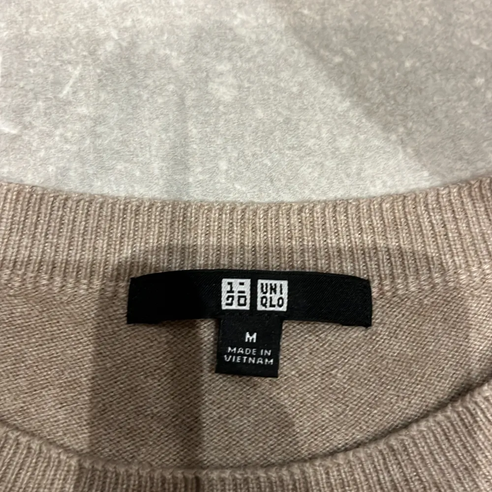 Här har ni en stilren uni qlo sweatshirt som är i skick 10/10 har inte använt nån gång skulle säga att den har en bra passform. Tröjor & Koftor.