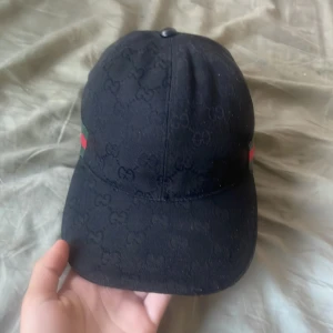 Säljer min äkta Gucci keps det är gamla moddelen - Den är bra skick S.57cm