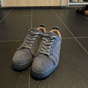 Louboutin  - Säljer dessa loubs i storlek 43 då dom ej används mer. Dom är i bra skick och skolåda, kvitto, dustbag följer med. Skicka gärna ett pm vid funderingar.