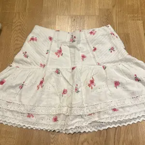 Jättefin kort kjol från zara me blommor på. Aldrig använd, pris kan diskuteras 