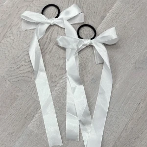 KAWAII rosett/tofs 🎀 - • oanvänd, råkade beställa extra • jättefina som tofs eller armband som jag brukar använda • köptes för 99kr i någon Kawai butik i stan • säljer för 49kr •