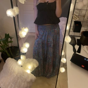 Långkjol - Fin unik långkjol från Spanien💕 Aldrig använd, lappen är kvar. Perfekt skick! Jag är 167 cm och har vikit kjolen ner vid midjan på andra bilden så den blir kortare. Står ingen storlek men skulle säga att den passar nästan alla storlekar pga stretch💕