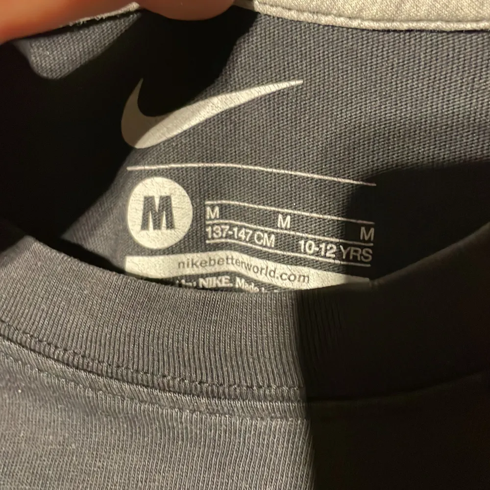 Nike t-shirt. Står att den är storlek M, men sitter som S. . T-shirts.