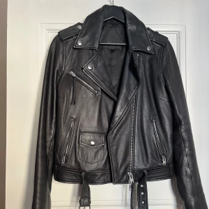 Skinnjacka Rock & Blue - 🖤Skinnpaj från Rock and Blue i stl 38(liten i storlek så mer som en 36a)   1500kr (porto tillkommer på 89kr)   Kan hämtas i Solna/Råsunda!🖤