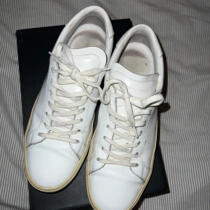 Saint Laurent Skor - Säljer dessa fina SL skor. Dom är i superfint skick! Lådan tillkommer(dock lite skadad). 