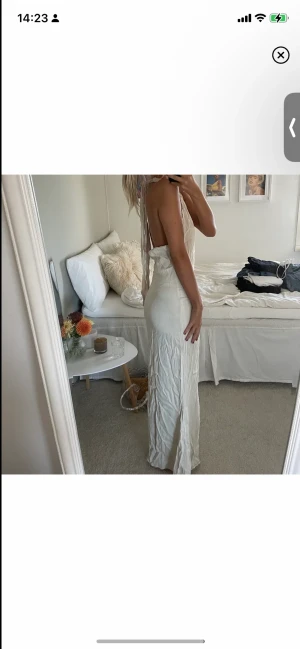 Söker  - Söker den här klänningen ifrån mango, hör gärna av dig om du kan tänka dig att sälja en❤️❤️