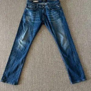 Säljer dessa replay anbass jeans!  Skick: 7/10 Storlek: 31