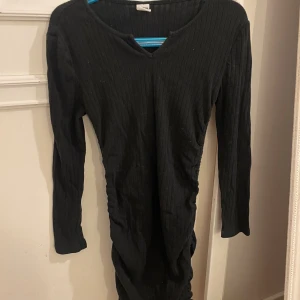 Svart klänning  - Jätte fin svart klänning stolek 154 den ä väldigt Stretcha 