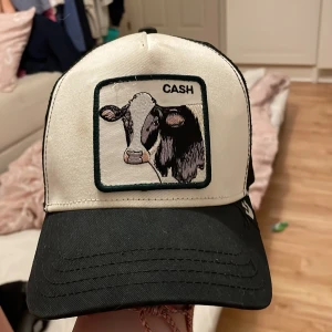 keps - bra slick men några få smuts märken men man kan tvätta bort de enkelt, andvänds få tal ggr, sälj pga gillar inte längre