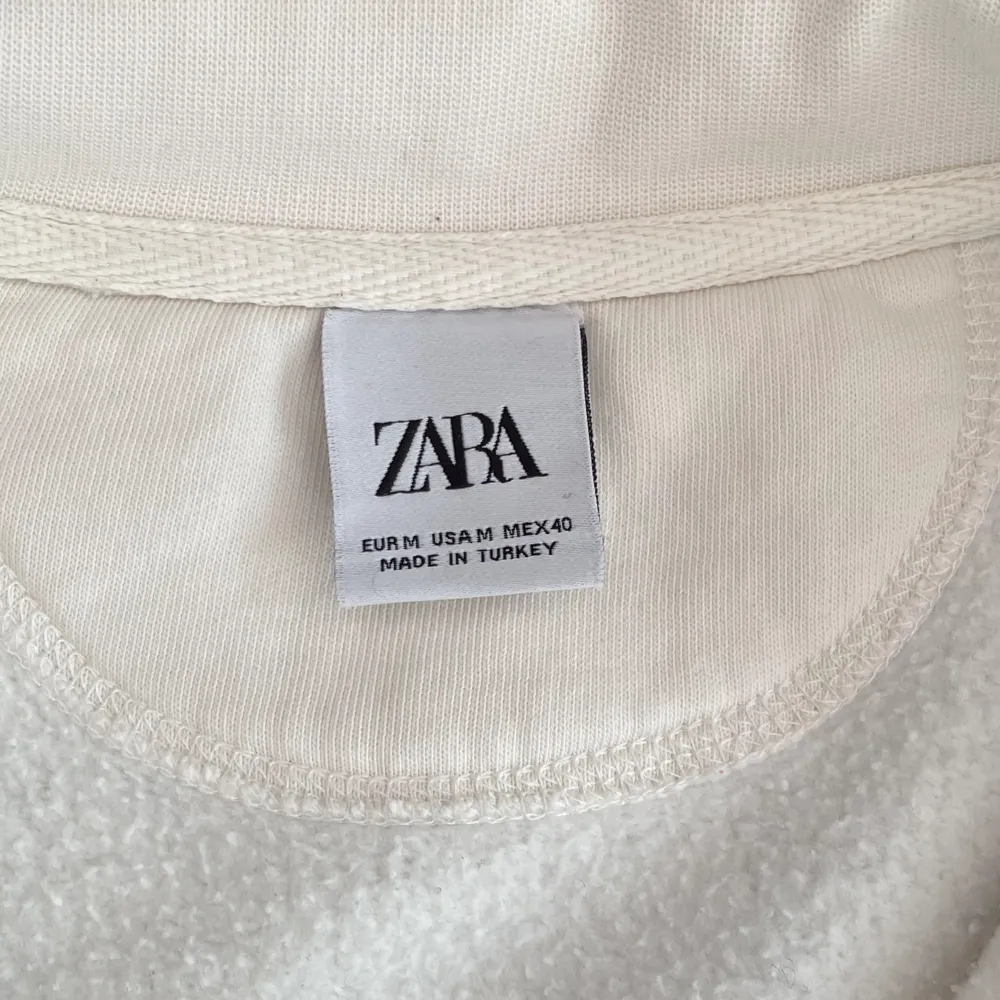 Säljer denna sjukt snygga halfzip från Zara som jag aldrig använder för att jag har en annan. Skick 9/10 och storlek M, sitter bra på mig (185 & 80kg). Säljer för 249kr, har du frågor är det bara att skriva! 🤙. Tröjor & Koftor.
