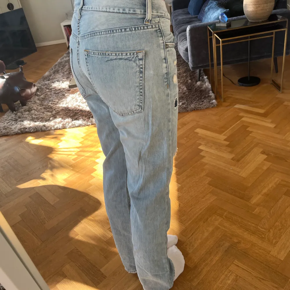 Snygga jeans som är lite bootcut ner till så najs till sommaren jag är 171 och har 27 i midja! . Jeans & Byxor.