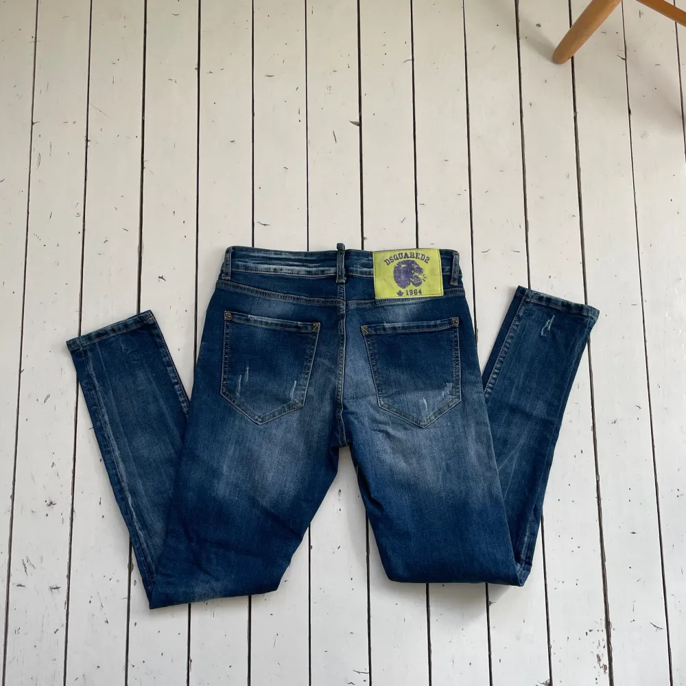 Dsquared2 jeans slim fit i bra skick. Säljs för att dem är för små. Tveka inte att fråga om något undras!. Jeans & Byxor.