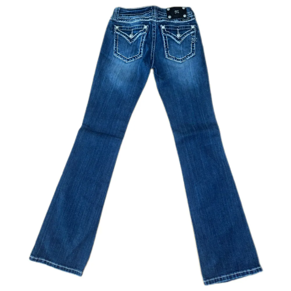 Miss Me jeans i modellen ”JS5654B/boot” midjemåttet rakt över är 36cm. Ytterbenet 106cm och innerbenet 84cm. Jeansen är som helt nya. Kontakta vid intresse!. Jeans & Byxor.