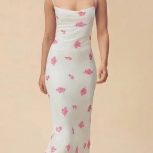 Adoore klänning - Säljer min adoore klänning, använd 1 gång så super fin💕 kan diskutera priset. Köparen står för frakten!