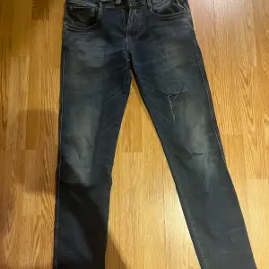 Säljer dessa Replay jeans, (slim fit) skicket på byxorna är 8/10 har en slitning vid knäet om man inte tycker om det så kan man sy den, hör av er vid eventuella frågor 