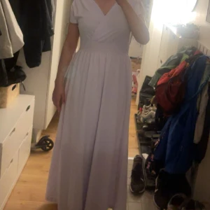 Balklänning  - Jätte fin lila balklänning, använd 2gg. Passar M-XL (Kan gå med på lägre pris)