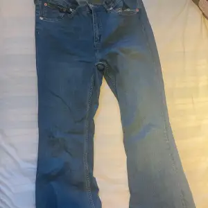 Blåa bootcut jeans från Lager 157. Använda ett fåtal gånger men det är inget som syns💕 Nypris 300💕 storlek XL