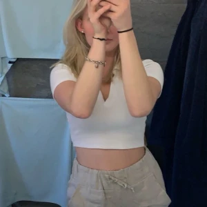 Zara toppar - En svart och en vit Zara topp! Notera att den svarta är i M och den vita i S, går att köpa separat💞50kr/st 