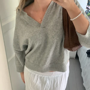 Stickad T-shirt  - Jättefin stickad T-shirt från hm💗