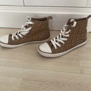 Guess skor - Superfina skor från guess som är sparsamt använda💞