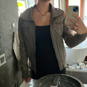 Gråbeaige skinnjacka - Super fin skinnjacka, köpt secondhand men ser nästan oanvänd ut. Passar bra på en xs eller s