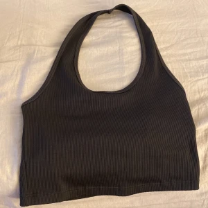 Fin topp från H&M öppen rygg där bak 😍 - Fin har aldrig använt den bara testat sitter fint JÄTRE söt storlek M och den e ifrån H&M 💕