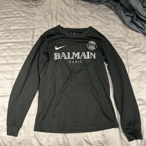 Balmain Paris Tröja - Jag säljer min balmain paris tröja för att den inte passar längre. Skicket är 10/10, inte en ända defekt och använd kanske 5 gånger. Det är en drifit tröja i storlek S och passar någon mellan 170-180cm. Pris kan diskuteras. Tar byten.